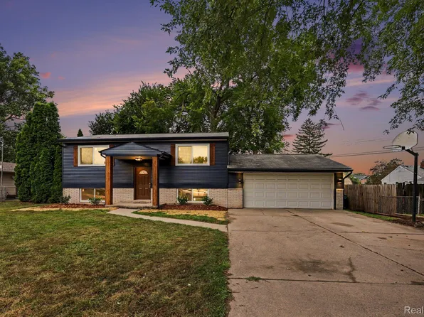 39721 Camp St, Harrison Township, MI 48045
