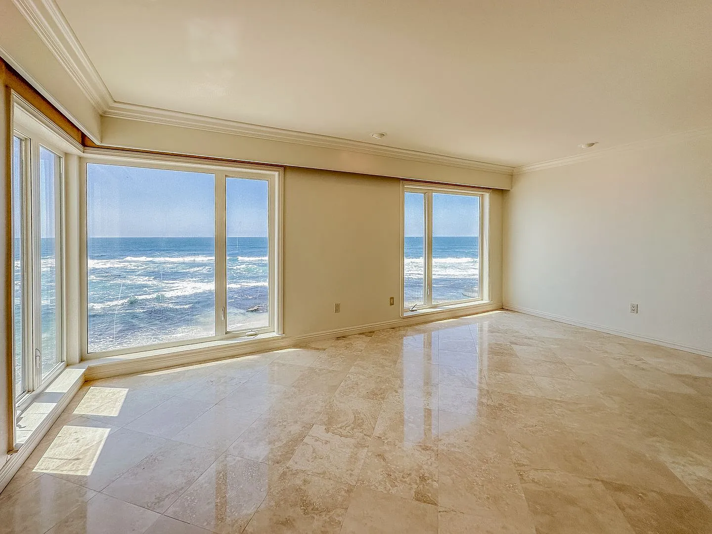 Stunning Oceanfront Property in La Jolla, CA — Photo 4