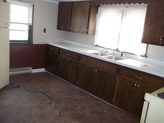 4th image of 702 High St #19