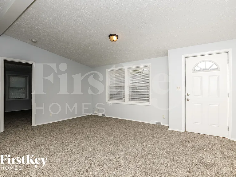 4638 N Richardt Ave — Photo 3