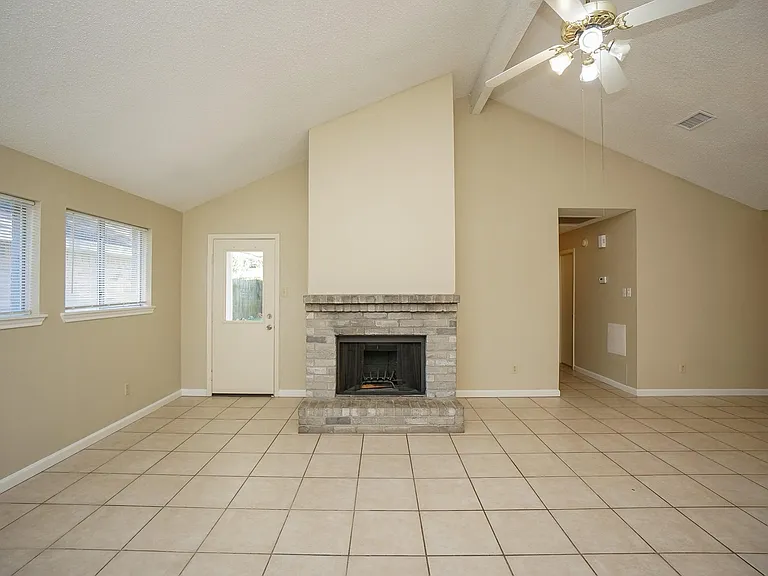20143 Beechview Ln — Photo 4