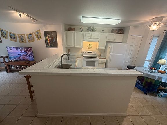3rd image of 75-6081 Alii Dr APT O103
