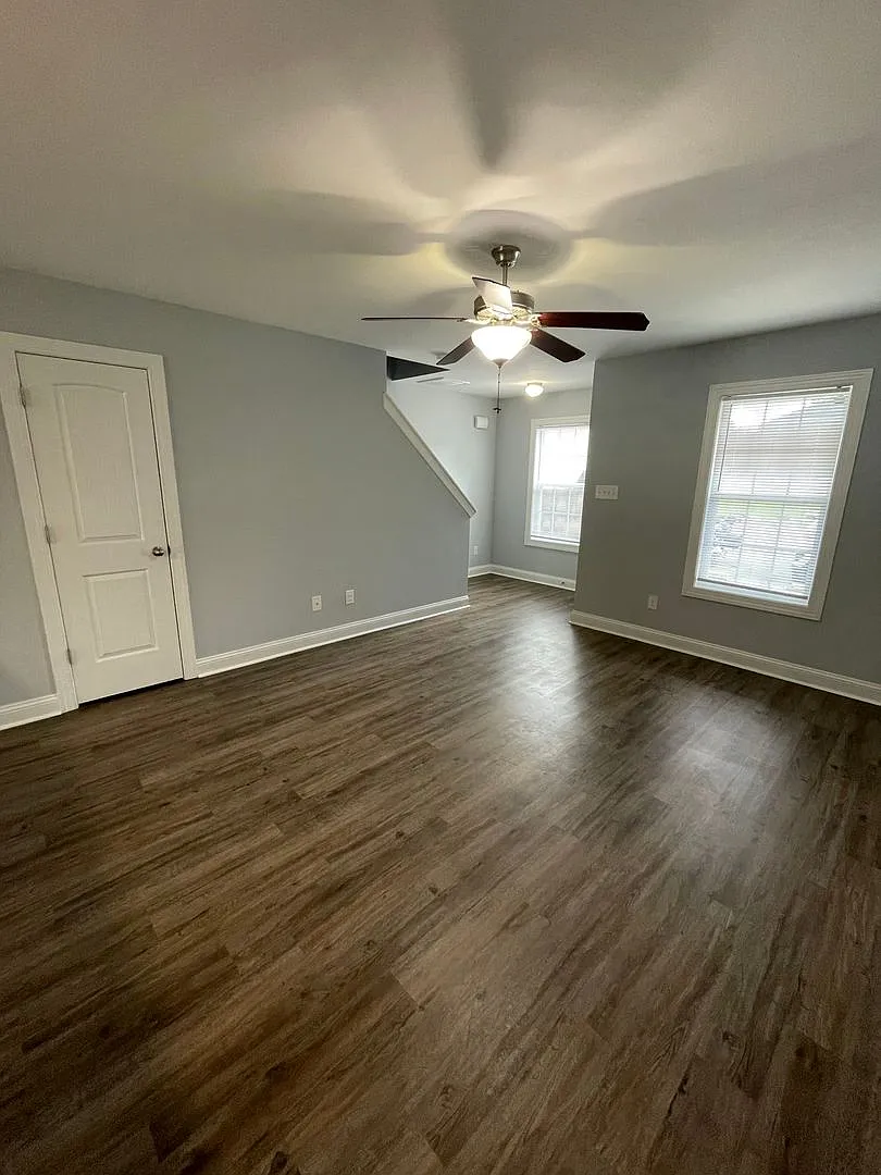 Like New Townhome! — Photo 4