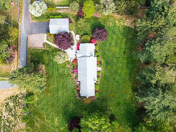 4th image of 756 Applewood Ln