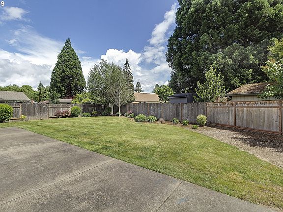 4th image of 934 NE 6th Dr