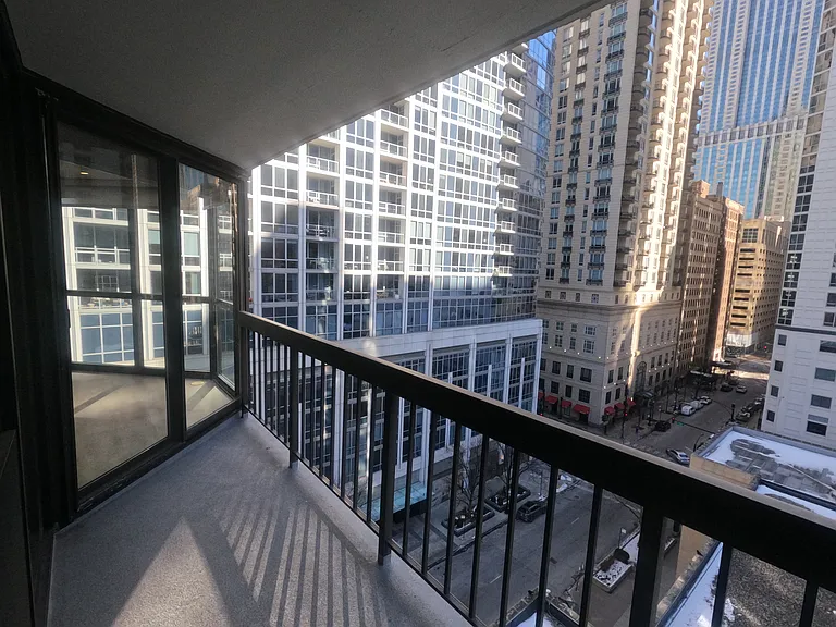 33 W Delaware Pl #11B — Photo 6