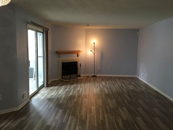 Huge LR/DR combo w/fireplace