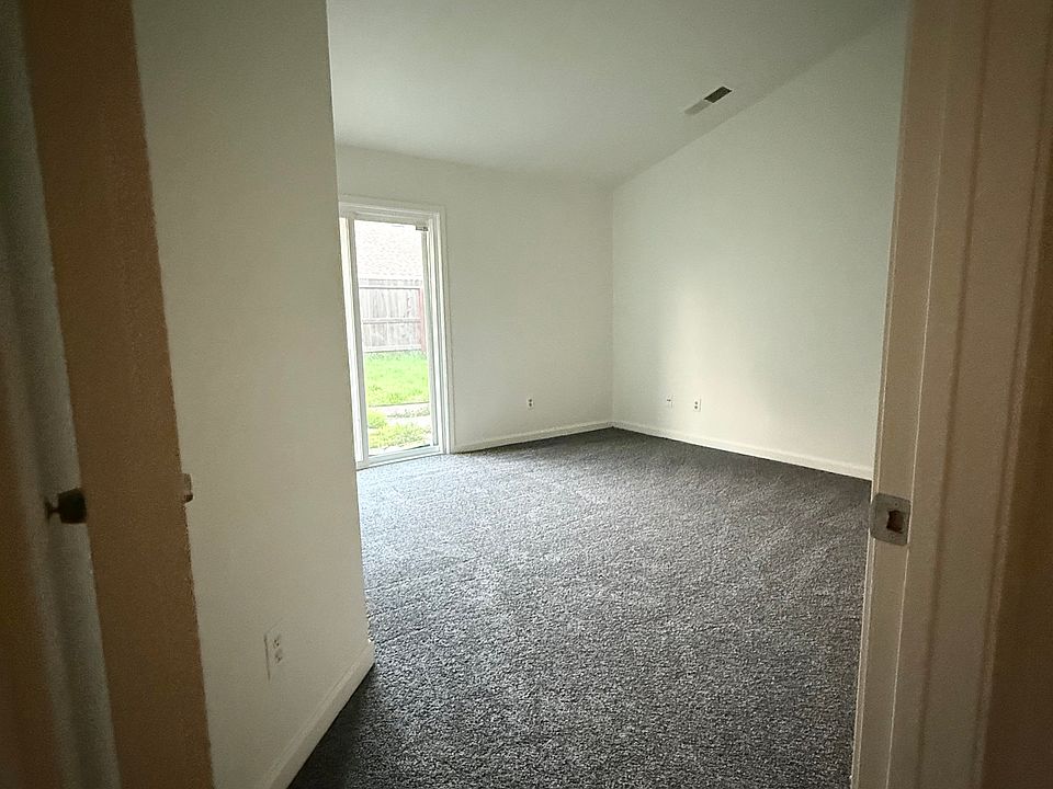 2nd image of 2408 Fairway Glen St