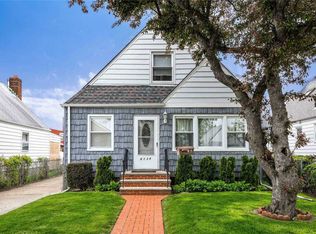 8124 267th St, Glen Oaks, NY 11004