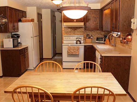 4th image of 9 Chatworth Cir N