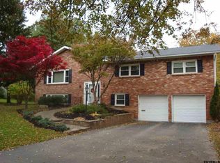 1249 Sandra Ln, Niskayuna, NY 12309
