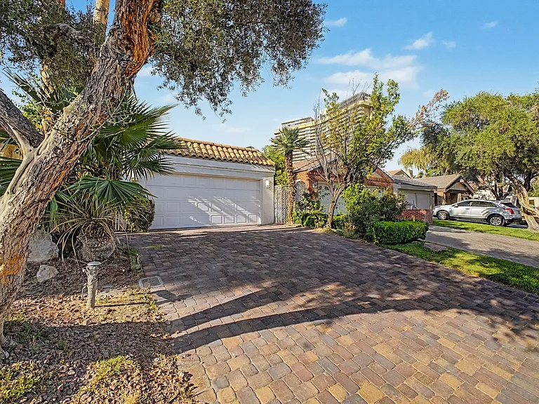 3159 Bel Air Dr — Photo 2