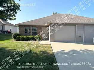 112 SE Rock Garden Ln, Lees Summit, MO 64064