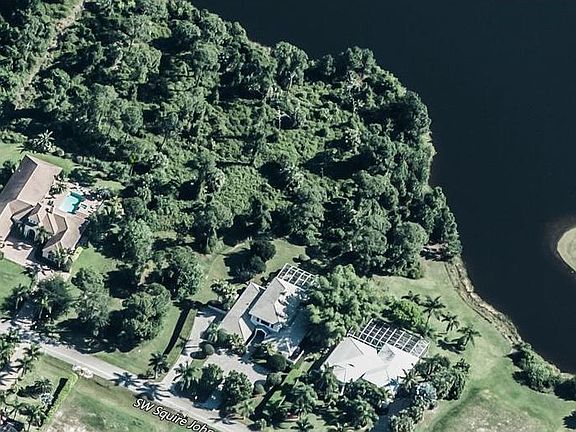 4th image of 452 SW Squire Johns Ln