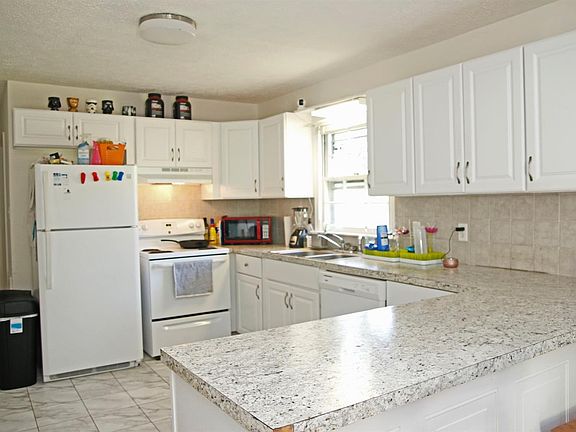 3rd image of 104 Hillview Dr