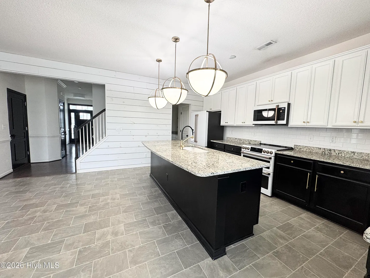 4 bed, 2.5 bath, 2686 sqft, $2,817 — Photo 2