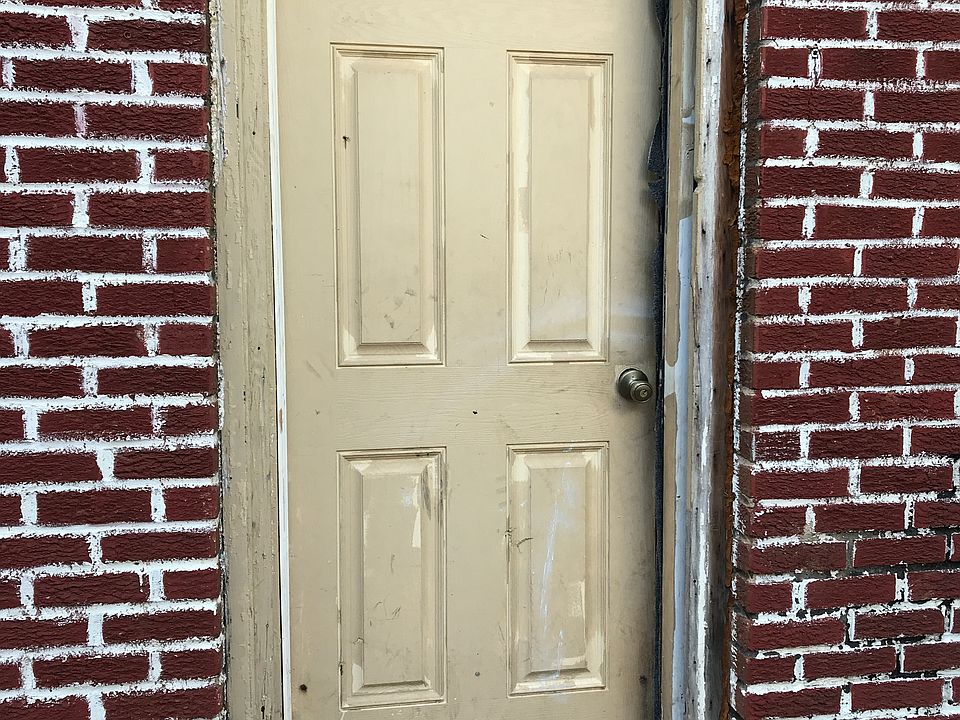2nd image of 32 SE 33rd St