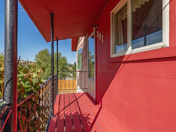 4th image of 391 Addison St
