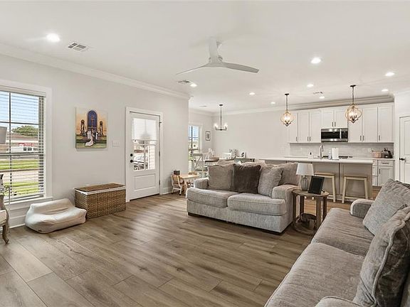 3rd image of 721 Barataria Blvd