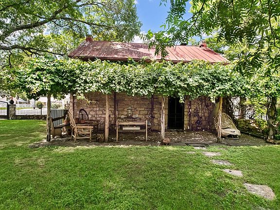 2nd image of 516 W San Antonio St