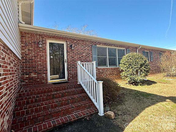 2nd image of 607 Edgewater Dr