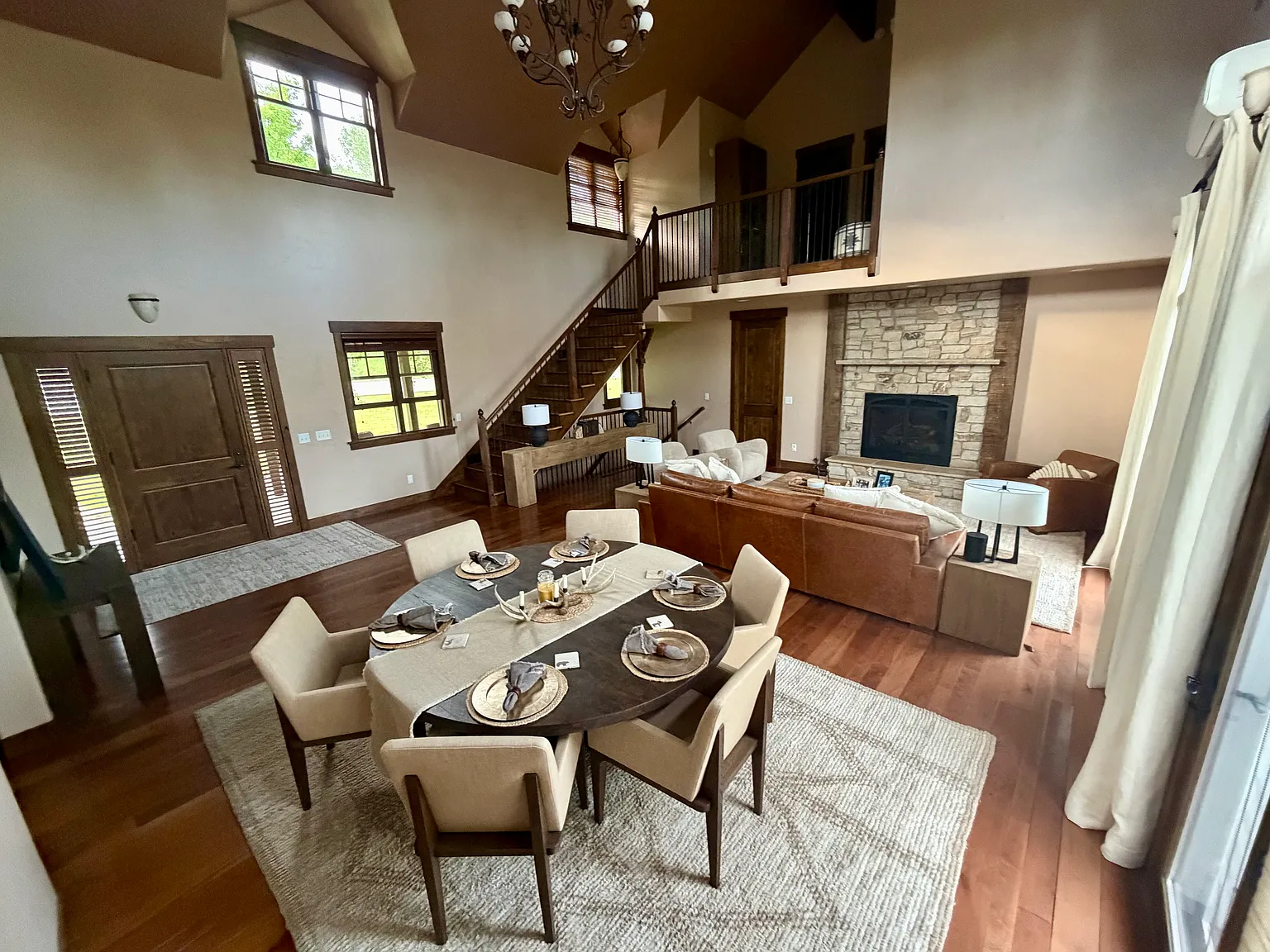 5 bed, 4600 sqft, $14,000 — Photo 2