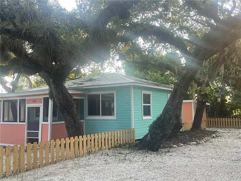 784 Oak St — Photo 20