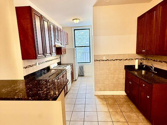 4th image of 1680 1st Ave Frnt 2
