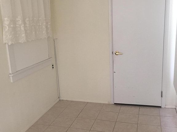 4th image of 612 Willow Lane #B