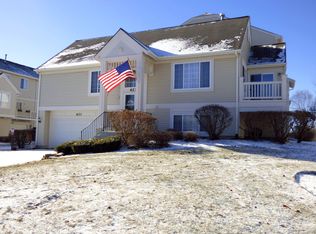 623 Cary Woods Cir, Cary, IL 60013