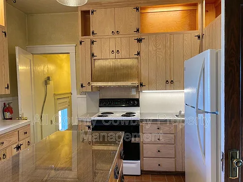 623 E Lewis St Photo 1