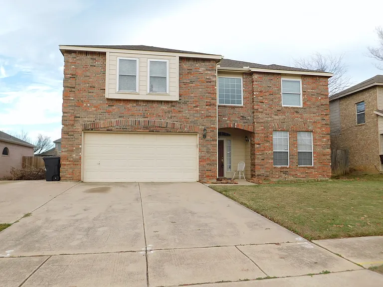2701 Clark Dr — Photo 2