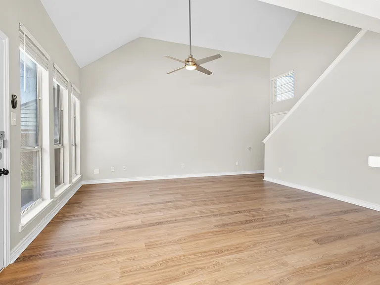 922 Binbrook Dr — Photo 3