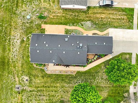 4th image of 927 NE White Oaks Ln