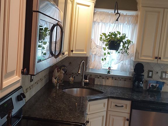 3rd image of 374 Sayville Blvd