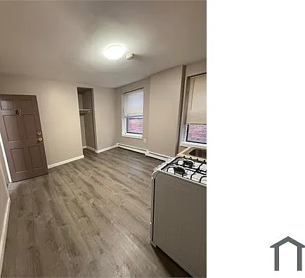 Studio, 300 sqft, $920 — Photo 3