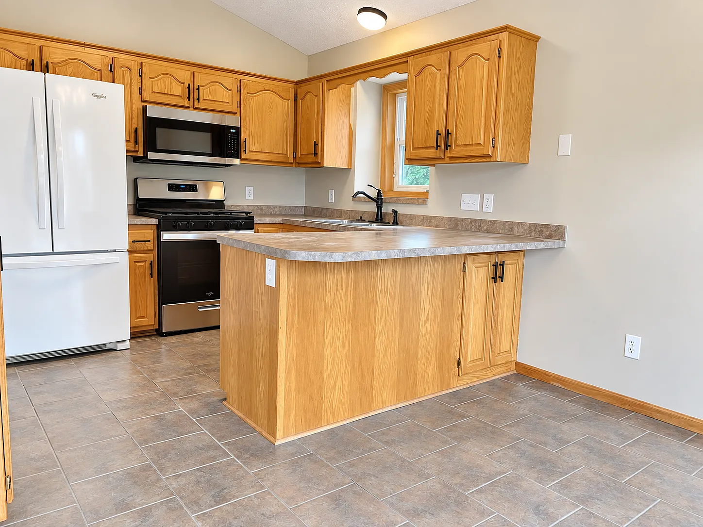 4 bed, 1800 sqft, $3,200 — Photo 4