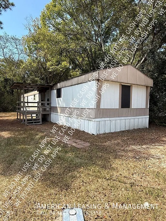 3 bedroom 2 bath! Lawn care included — Photo 1