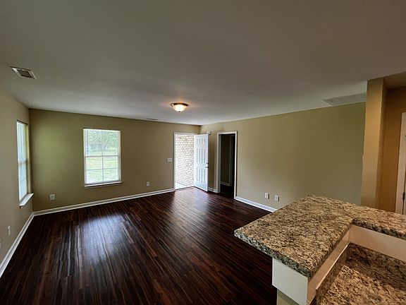 5th image of 925 Elm St