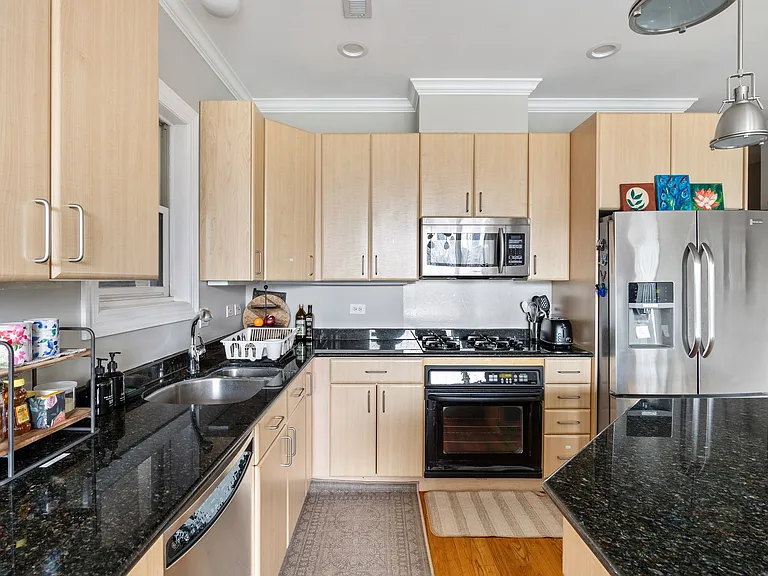 616 N May St #B — Photo 4