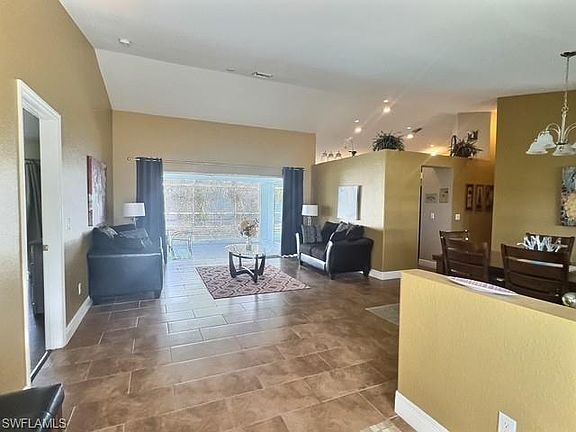 4th image of 609 SE 23rd ST