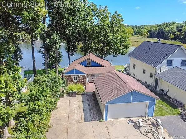 16431 Oak Hill Dr, Fenton, MI 48430