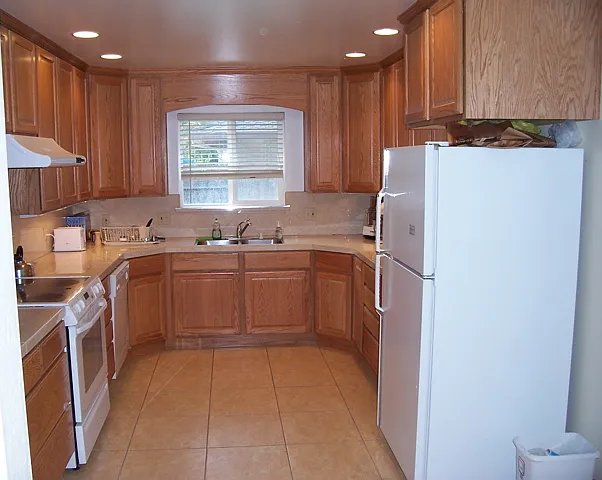 920 Gregory Pl — Photo 2