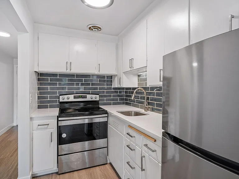 Van Lloyd Apartments — Photo 14