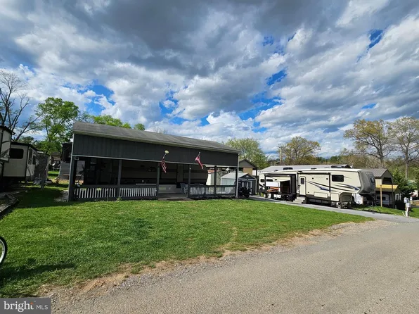 15&16 Poison Oaks, Falling Waters, WV 25419