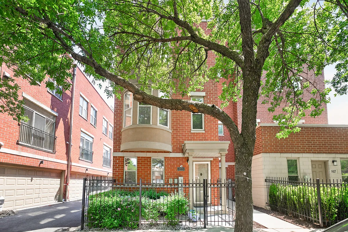 Building Photo - 1409 N Burling St