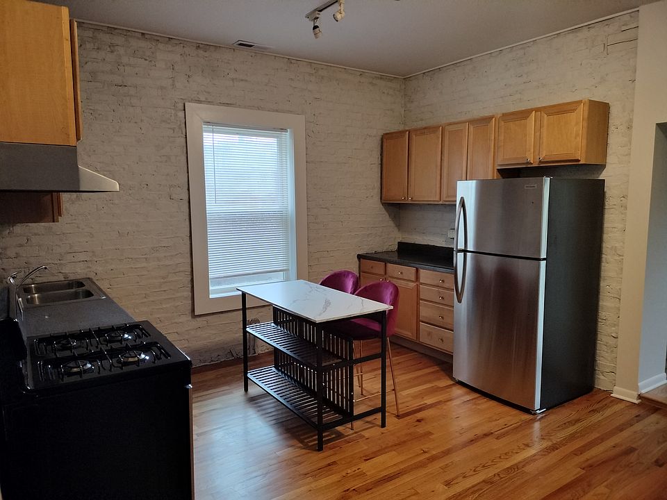 1st image of 823 N Damen Ave #2R