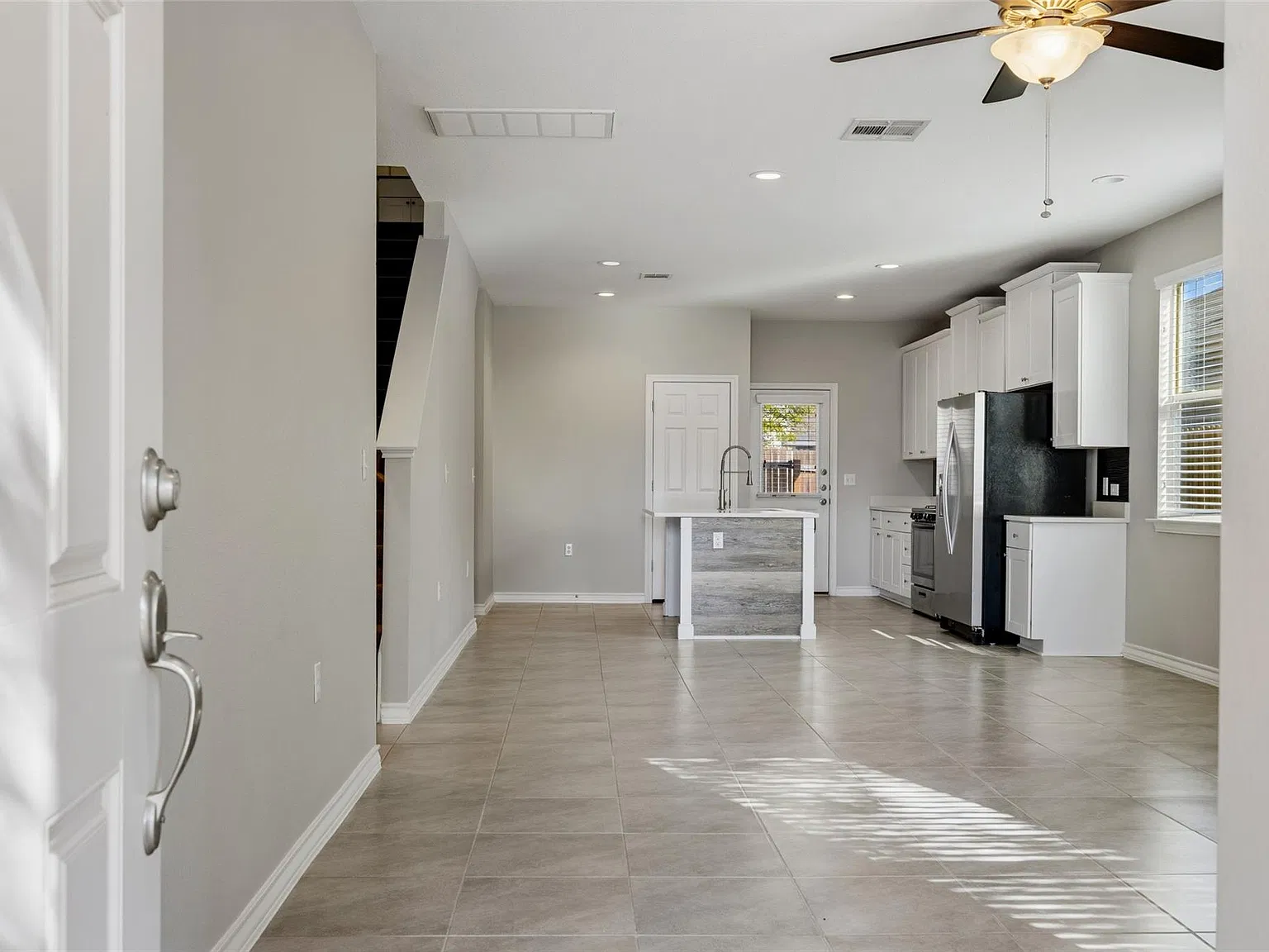 3 bed, 2.5 bath, 1630 sqft, $2,100 — Photo 2