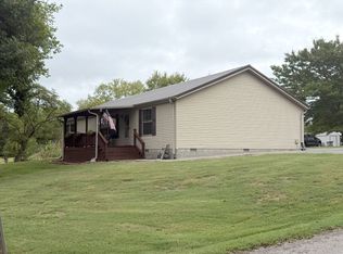 809 E King St, Fairfield, IL 62837