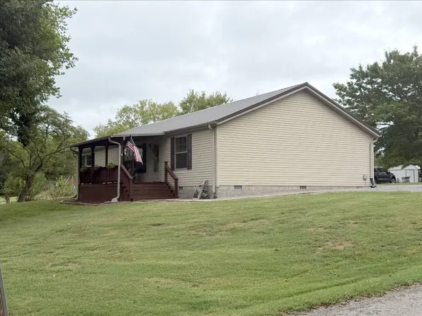 809 E King St, Fairfield, IL 62837
